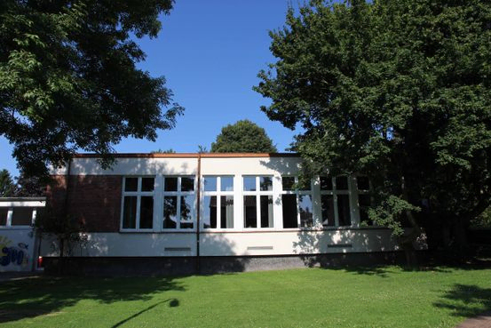 Aufnahme des Lutherzentrums im Querformat. Seitenansicht auf die große Fensterfront des Hauptsaals.