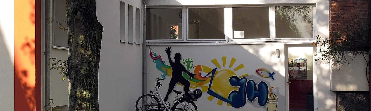 Bild des Jugendheims. Nahaufnahme des Eingangsbereiches an einem sonnigen Tag.