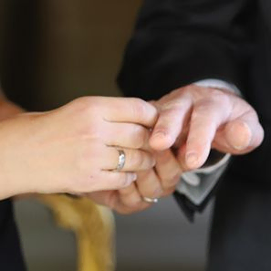 Bild geschossen während des Anstecken eines Eherings.