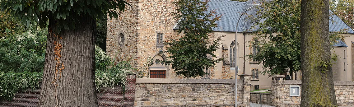 Bild der Kirche Heeren im Querformat. Frontansicht an einem sonnigen Tag.