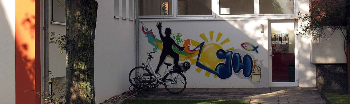 Bild des Jugendheims. Nahaufnahme des Eingangsbereiches an einem sonnigen Tag.