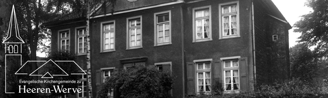 Historische Aufnahme des alten Pfarrhauses in schwarz-weiß.