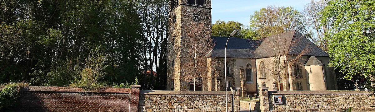Nahaufnahme der Kirche Heeren im Querformat. Frontansicht in den Abendstunden ohne den Kirchturm vollständig zu abzubilden.