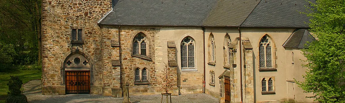 Nahaufnahme der Kirche Heeren im Querformat. Frontansicht in den Abendstunden ohne den Kirchturm vollständig zu abzubilden.