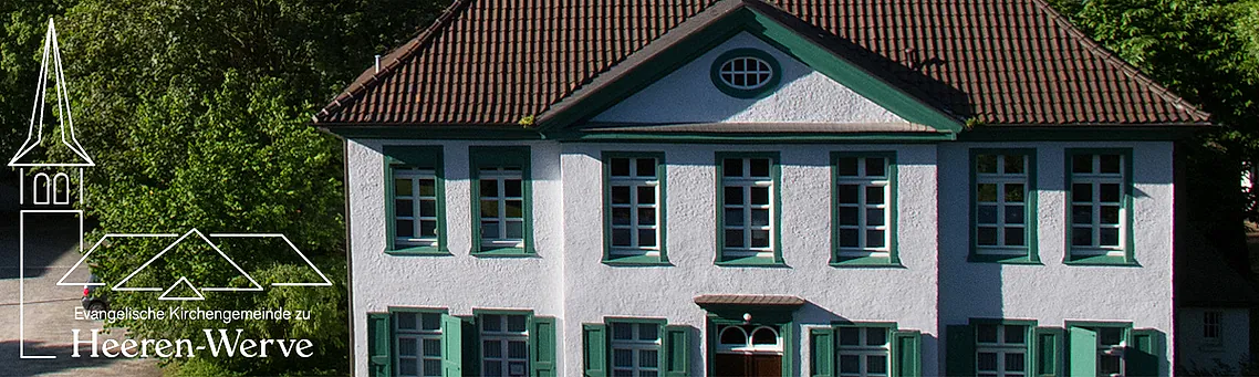 Bild des Gemeindebüros. Rückseite an einem sonnigen Tag aus erhöhter Perspektive aufgenommen. Links unten ist das Gemeindelogo eingepflegt.