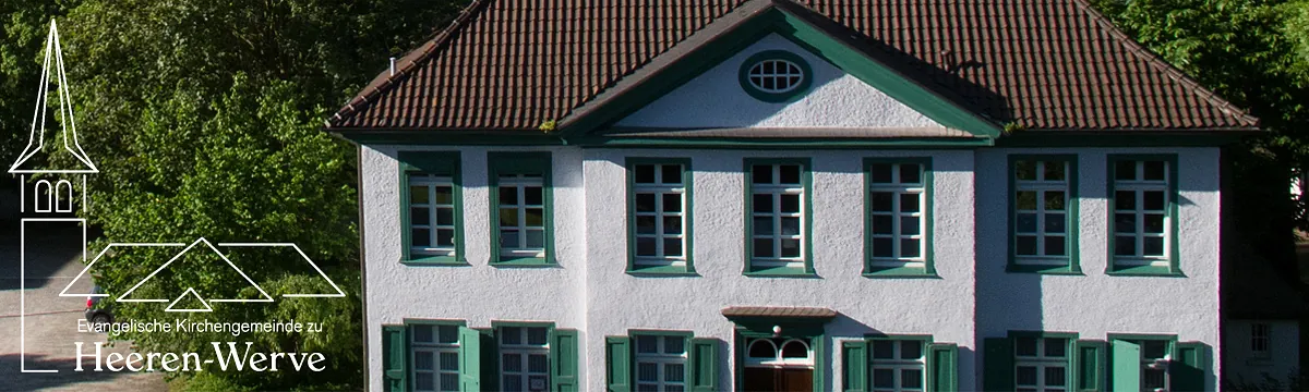 Bild des Gemeindebüros. Rückseite an einem sonnigen Tag aus erhöhter Perspektive aufgenommen. Links unten ist das Gemeindelogo eingepflegt.