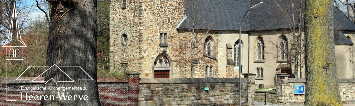 Bild der Kirche Heeren im Querformat. Frontansicht an einem sonnigen Tag. Links unten wurde das Gemeindelogo im Bild ergänzt.